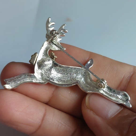 Vintage Galloping Reindeer with a Christmas Wreath on its Neck Brooch Pin - Picture 3 of 4